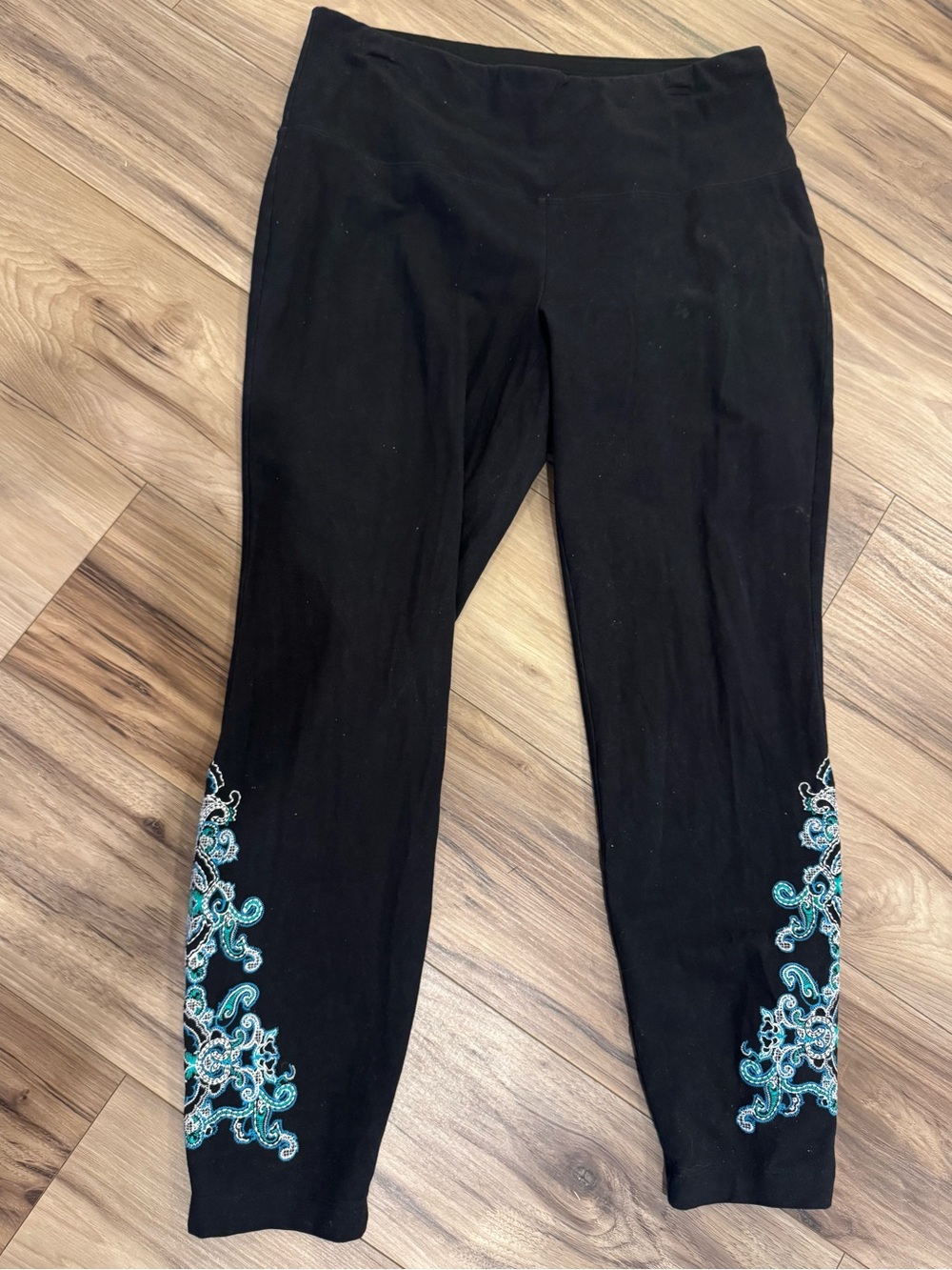 Chico’s Zenergy Black Embroidered Paisley Leggings Size 2